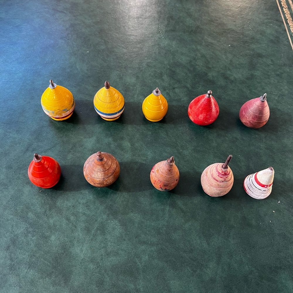 Buyer’s Choice Lot #6 of Antique Vintage Painted Wooden Spinning Tops - Picture 3 of 11